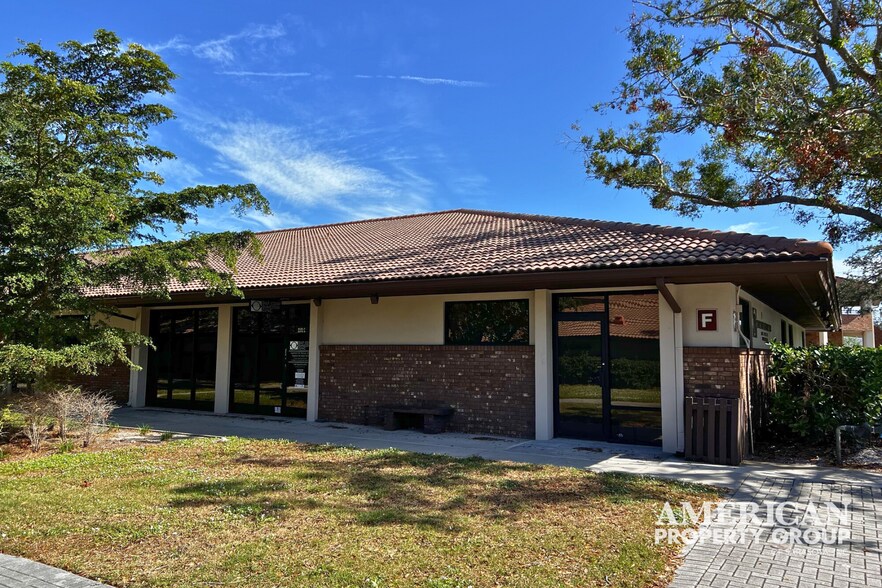Primary Photo Of 3920 Bee Ridge Rd, Sarasota Medical For Sale