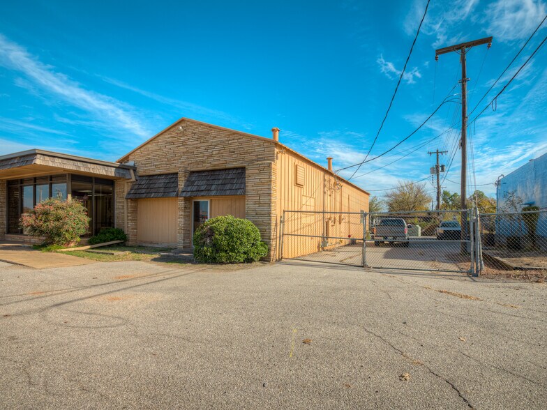 More Photos Of 3730-3732 N MacArthur Blvd, Warr Acres Showroom For Sale