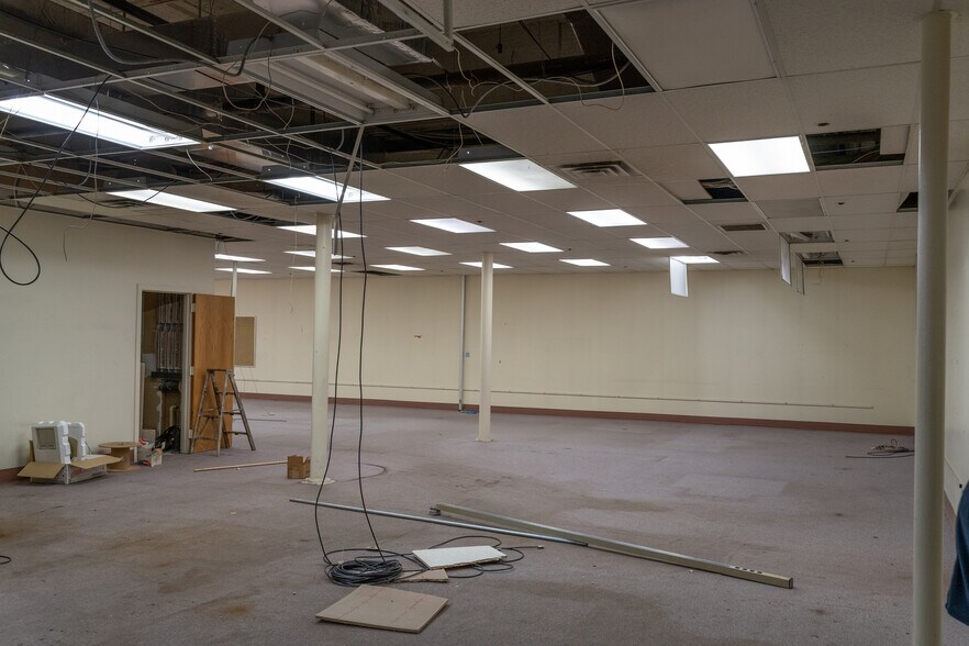More Photos Of 1575 Lake St, Elmira Manufacturing For Lease