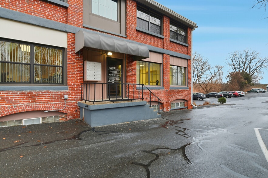 More Photos Of 355 Bridge St, Northampton Office For Lease