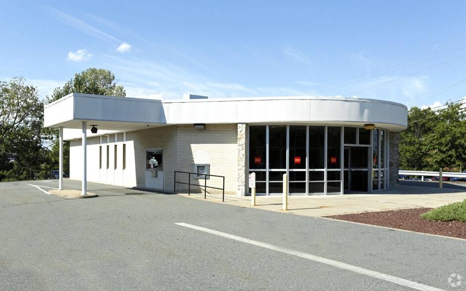 Primary Photo Of 36 Middlesex Ave, Metuchen Bank For Lease