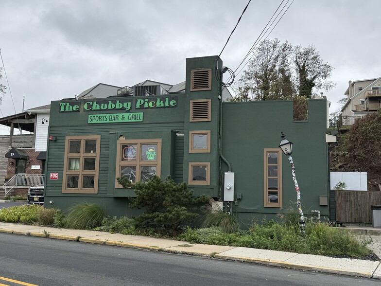 More Photos Of 23 Bay Ave, Highlands Bar For Sale