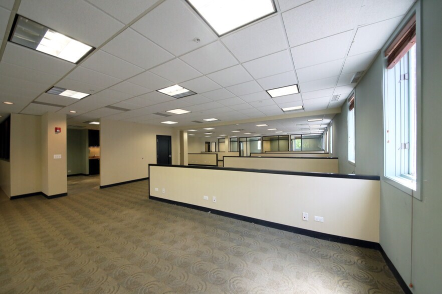 More Photos Of 191 E Deerpath Rd, Lake Forest Office For Sale