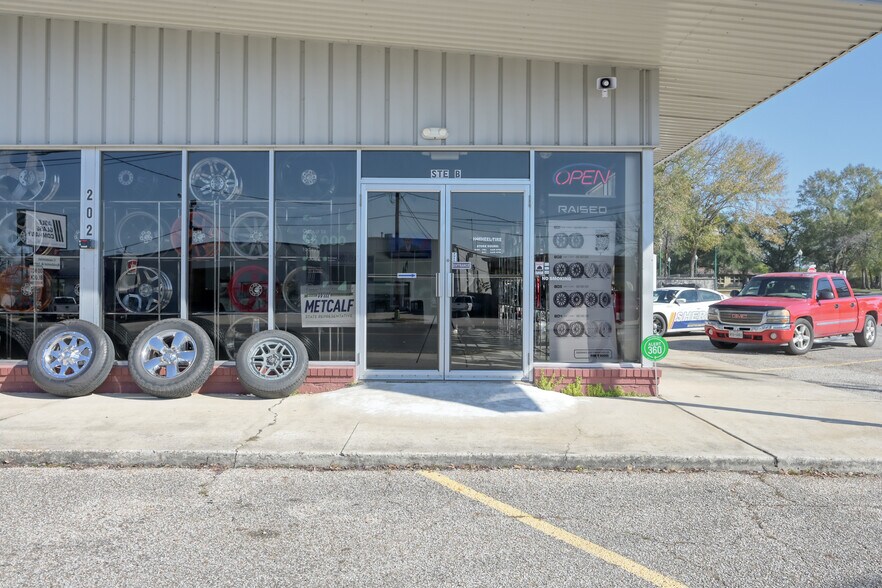 More Photos Of 202 N Frazier St, Conroe Freestanding For Sale