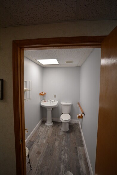 More Photos Of 7836 Oakwood Rd, Glen Burnie Office For Sale