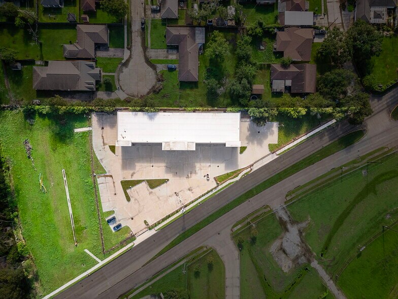 More Photos Of 2215 Allen Genoa Rd, Pasadena Showroom For Lease