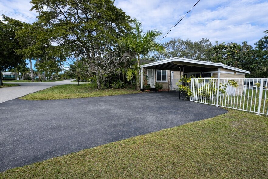 More Photos Of 1002 NE 1st St, Pompano Beach Office For Lease