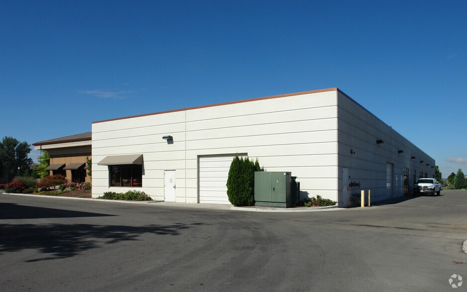 More Photos Of 1250 E Iron Eagle Dr, Eagle Showroom For Lease