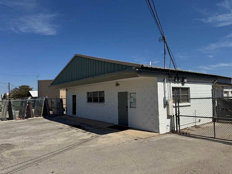 More Photos Of 9010 Aero St, San Antonio Light Manufacturing For Sale