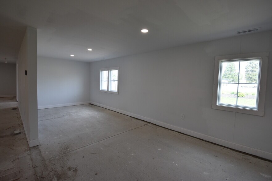 More Photos Of 1311 W Main St, Greenfield Freestanding For Lease