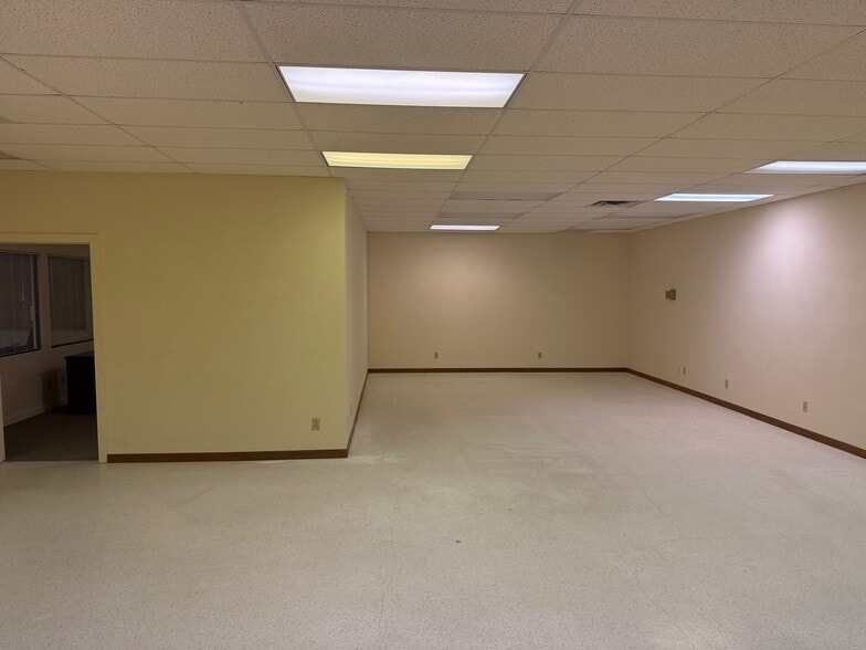 More Photos Of 4190 Corporate Ct, Palm Harbor Warehouse For Lease