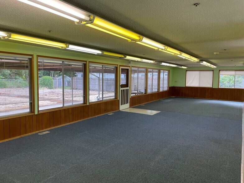 More Photos Of 32 Marion Ln, Eugene Storefront Retail Office For Sale