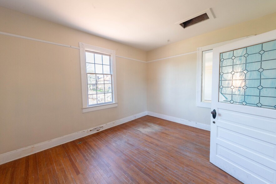 More Photos Of 115 S Jackson St, Salisbury Restaurant For Lease