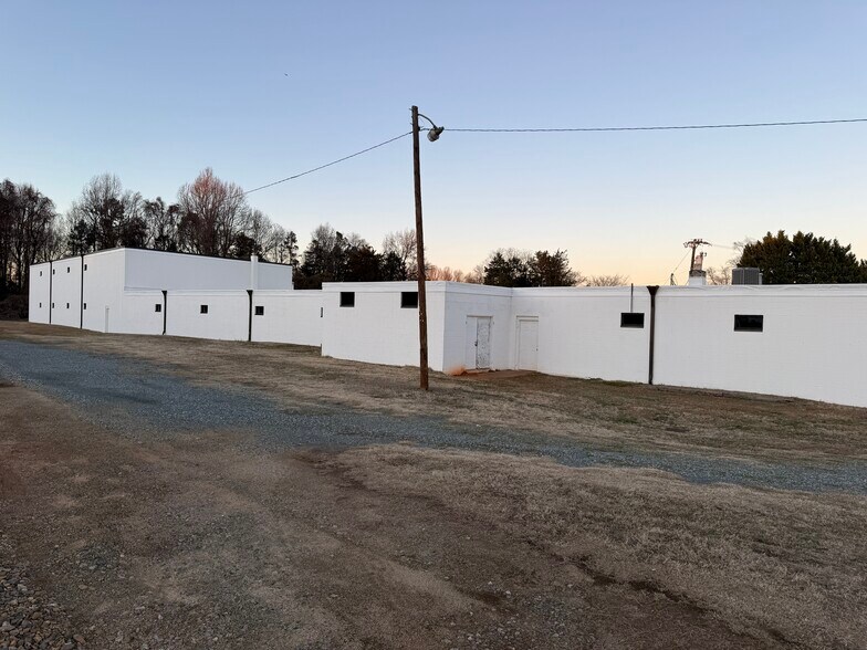 More Photos Of 630 Trindale Rd, Trinity Warehouse For Lease