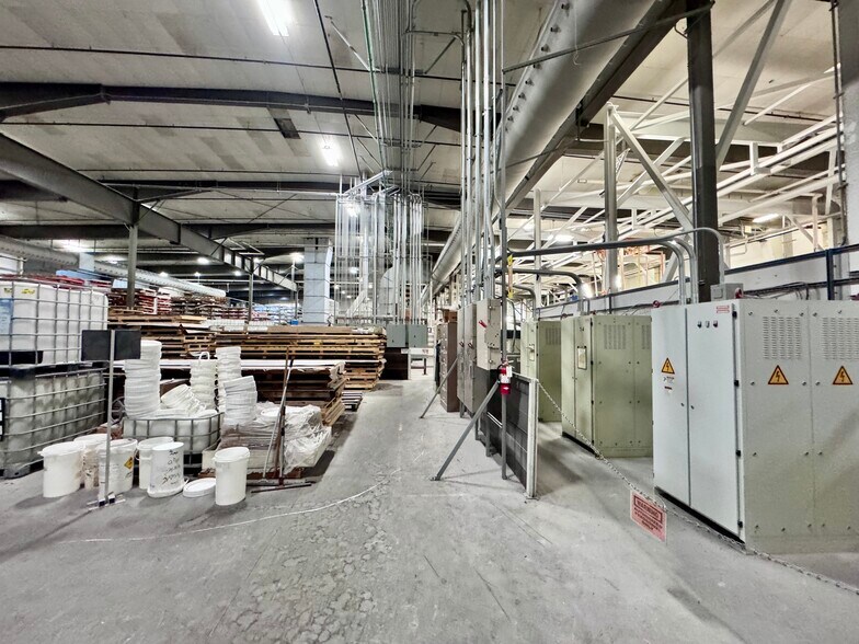 More Photos Of 4300-4356 Caterpillar Rd, Redding Manufacturing For Sale