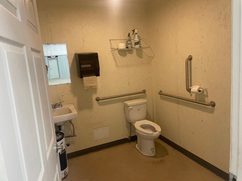 More Photos Of 645 Bess Town Rd, Bessemer City Warehouse For Lease