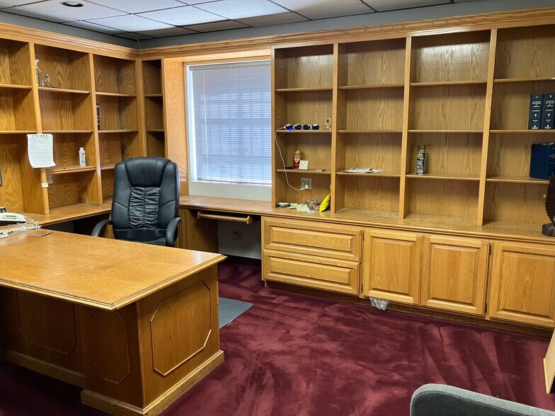 More Photos Of 5840 York Blvd, Los Angeles Office For Sale