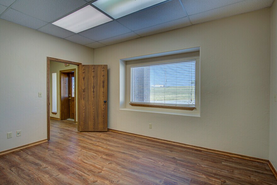 More Photos Of 2830 NW 32nd St, Newcastle Office For Sale