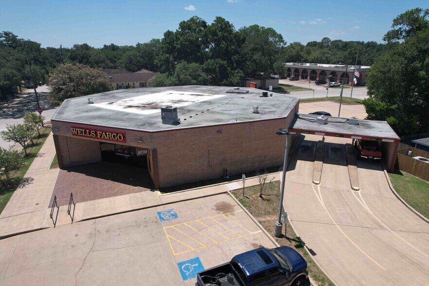 More Photos Of 700 Jackson St, Richmond Bank For Sale