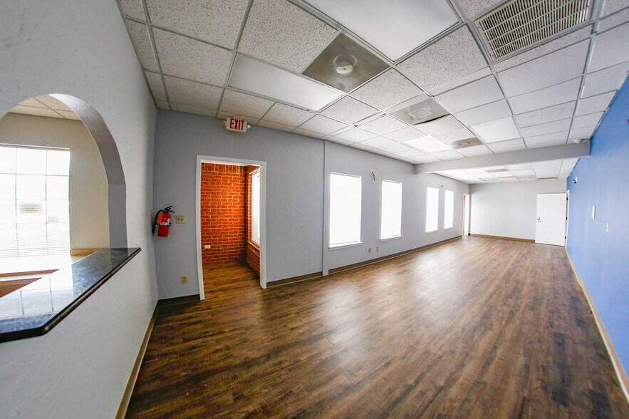 More Photos Of 4550 Lamar Ave, Paris Rehabilitation Center For Lease