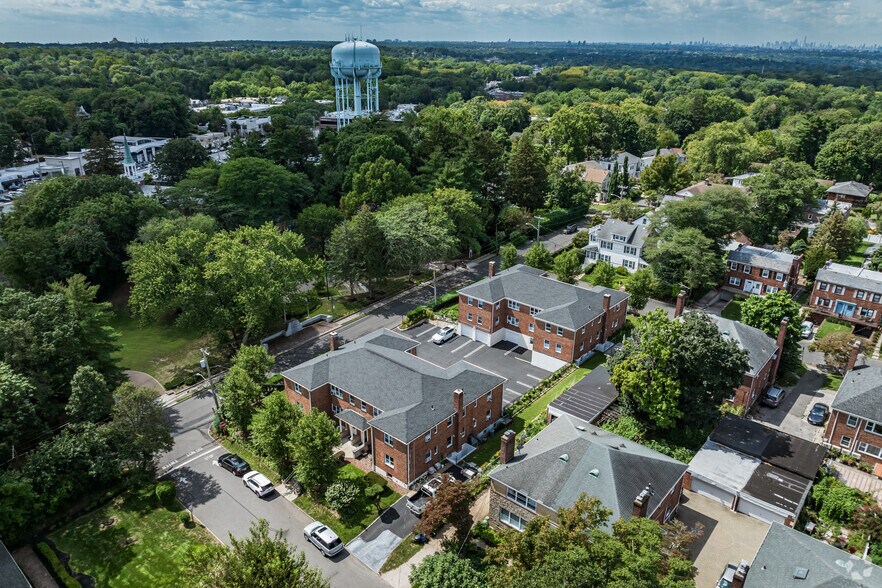 More Photos Of 26 Linden St, Great Neck Apartments For Sale