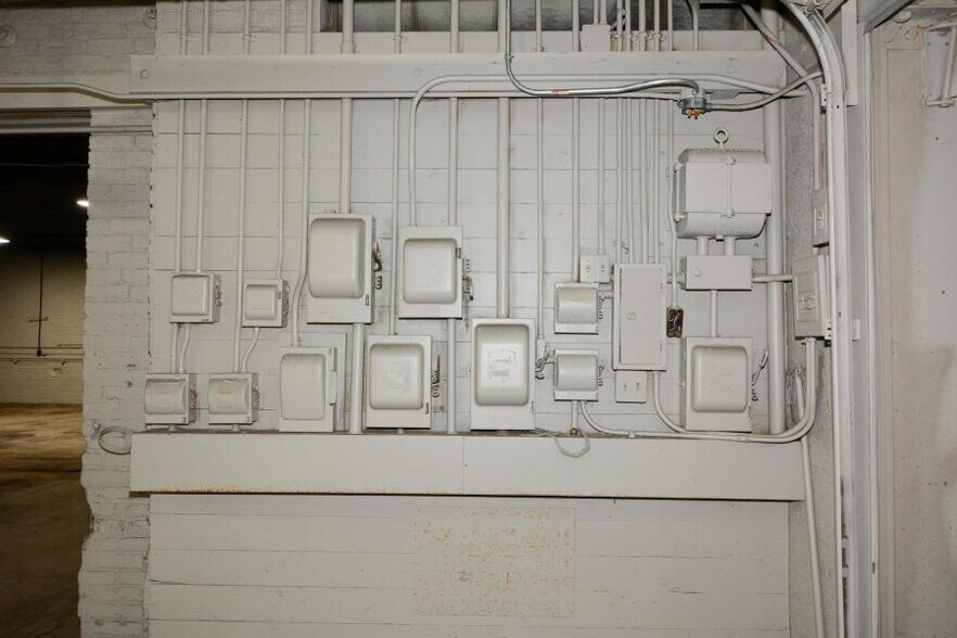More Photos Of 3258 W Fond Du Lac Ave, Milwaukee Manufacturing For Lease