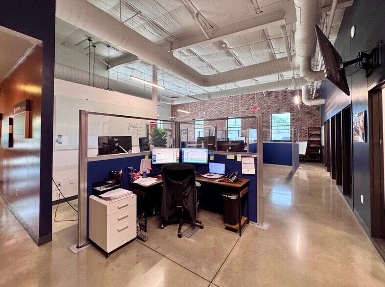More Photos Of 1009 W 2nd St, Taylor Flex For Sale