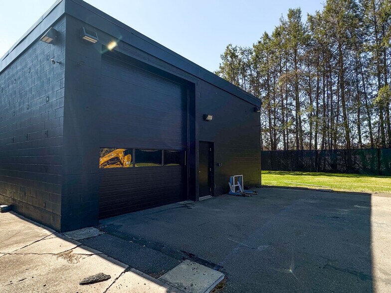 More Photos Of 85 Pierson Ln, Windsor Manufacturing For Lease