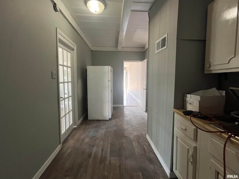 More Photos Of 421 E Moneta Ave, Peoria Heights Self Storage For Sale