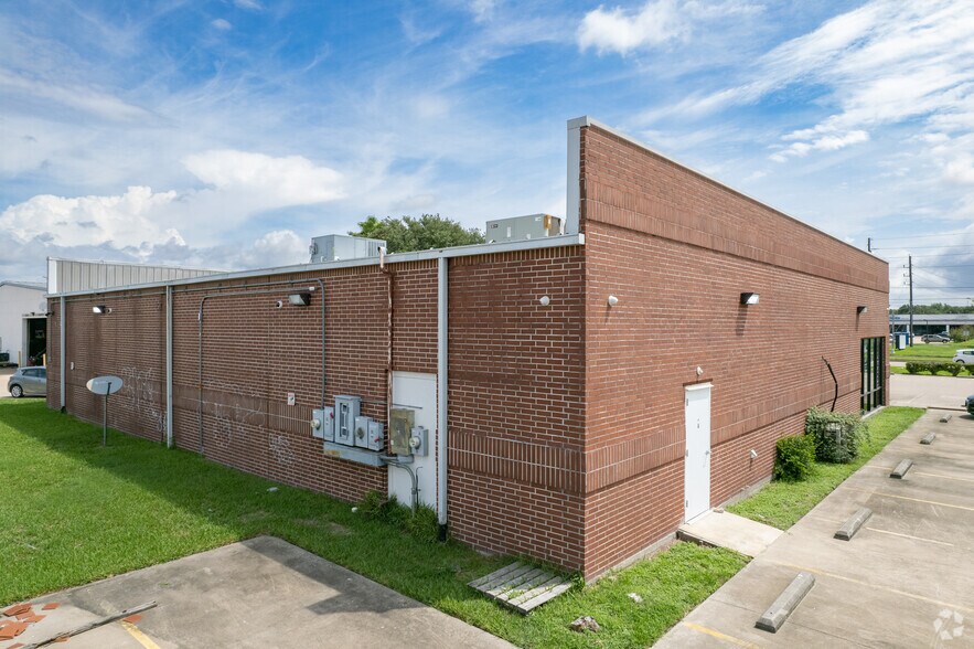 More Photos Of 9101 Jones Rd, Houston Freestanding For Lease