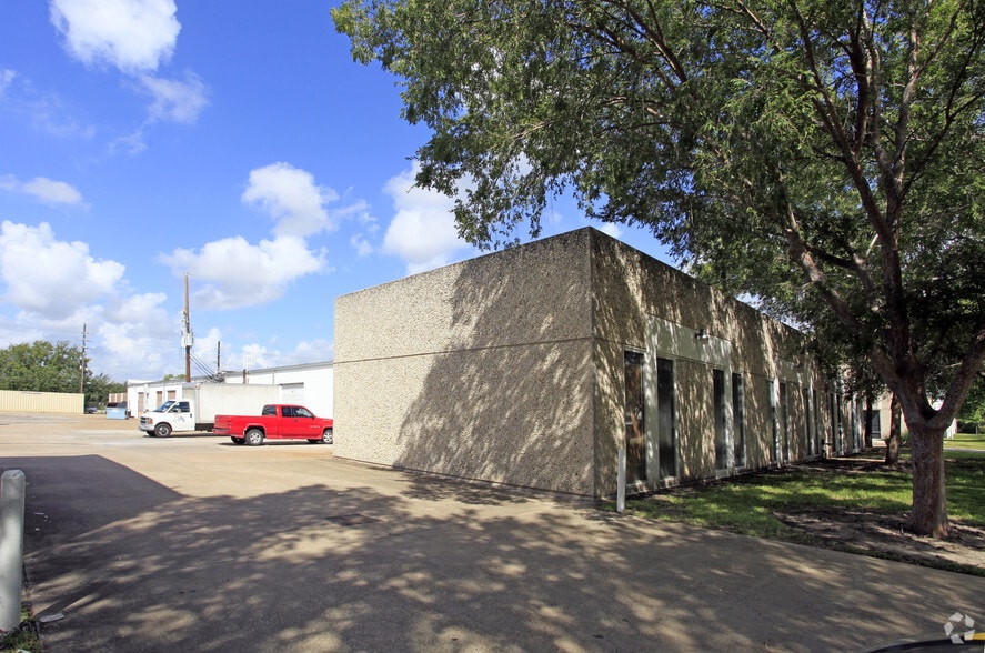 More Photos Of 5800 Corporate Dr, Houston Warehouse For Lease