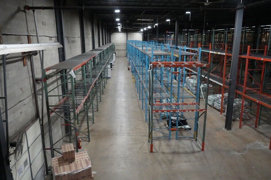 More Photos Of 8 Progress St, Edison Warehouse For Lease