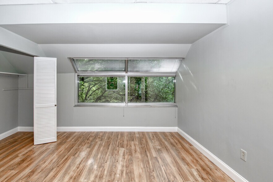 More Photos Of 5200 Park Rd, Charlotte Office For Lease