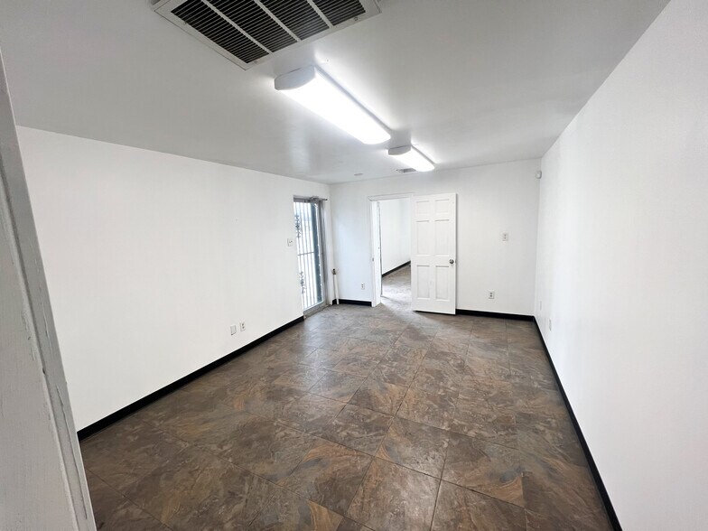 More Photos Of 2374 E Main St, Barstow Warehouse For Lease