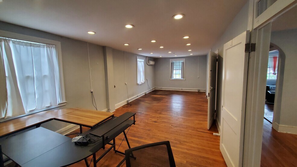 More Photos Of 5 Broadview Ave, Warrenton Freestanding For Lease