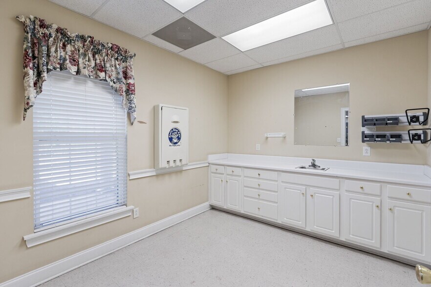 More Photos Of 415 Fisk Ave, Demorest Medical For Sale