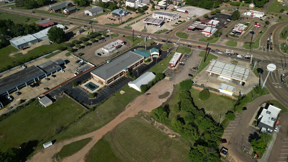 More Photos Of 307 S Pearson Rd, Pearl Freestanding For Lease