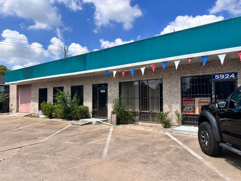 More Photos Of 5900-5928 Allday Dr, Houston Light Distribution For Lease