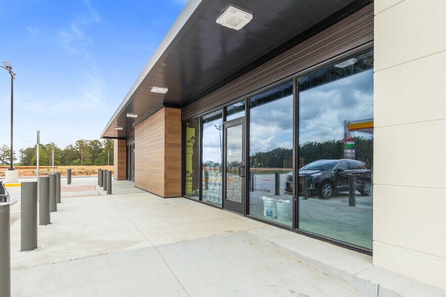 More Photos Of I-45 South, Huntsville Storefront Retail Office For Lease