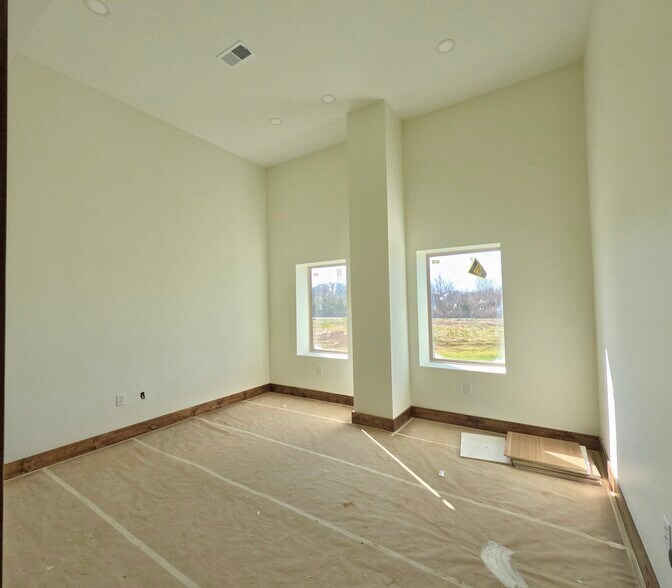 More Photos Of 1050 Cairo Rd, Gallatin Warehouse For Lease