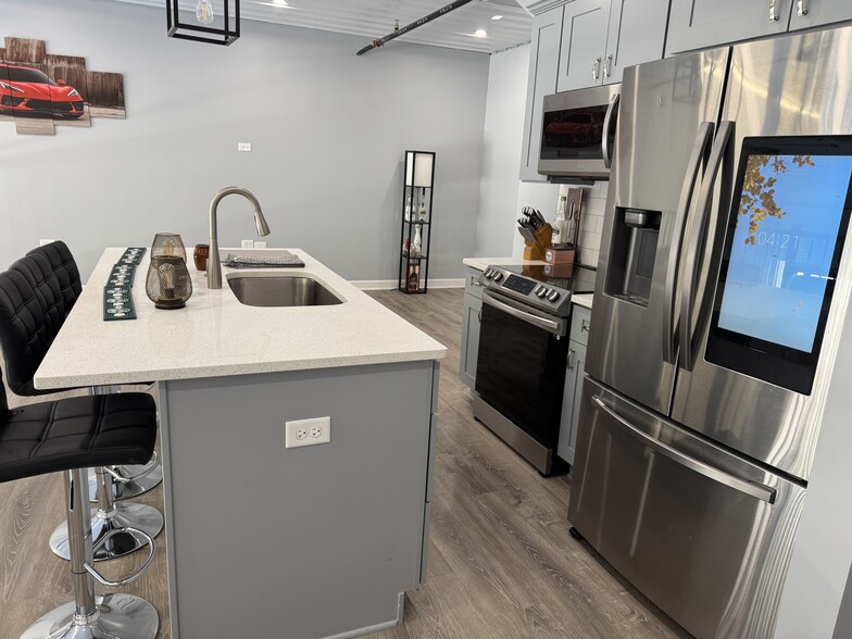 More Photos Of 2244 Ferry Rd, Naperville Flex For Sale