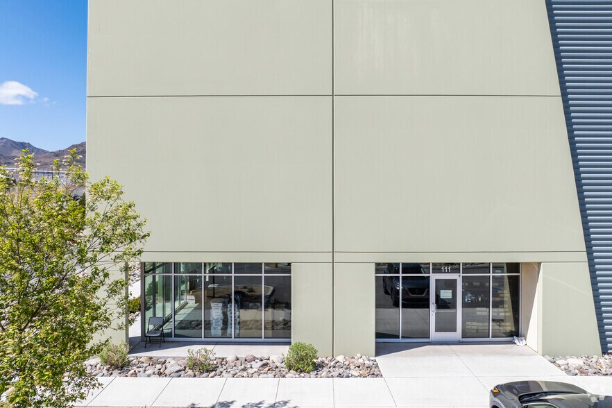 More Photos Of 425 E Sydney Dr, Mccarran Distribution For Lease