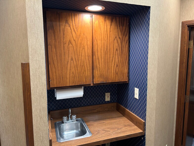 More Photos Of 110 W Walnut St, Salina Medical For Lease