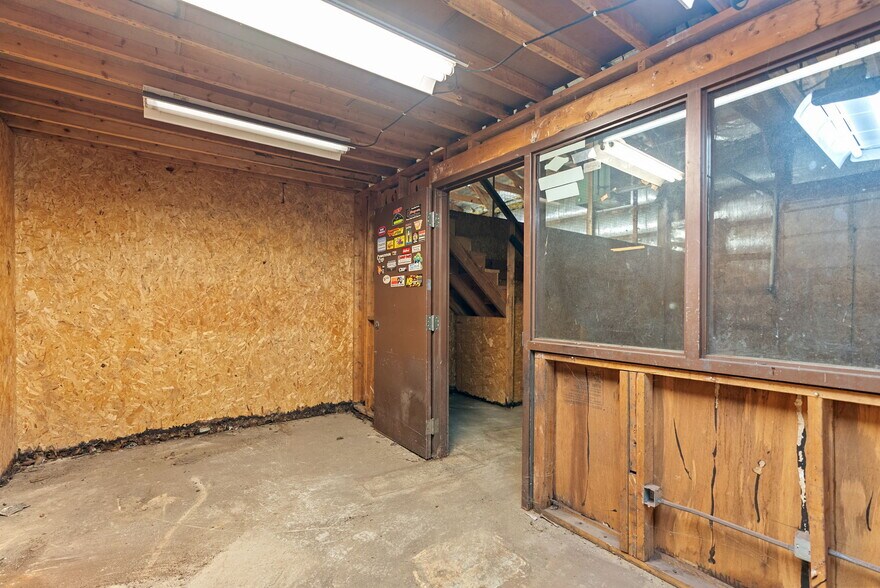 More Photos Of 314 E Market St, Warsaw Showroom For Sale