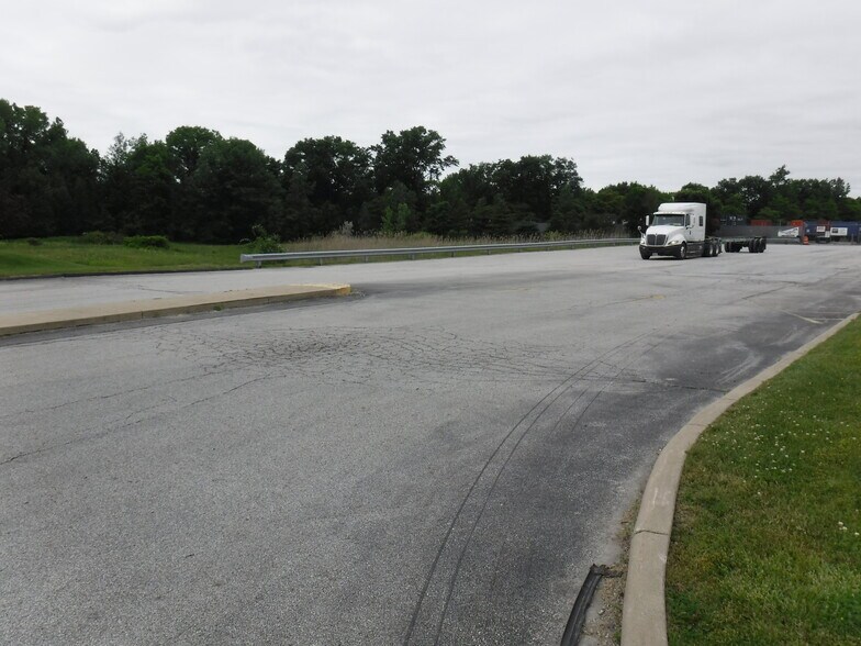 More Photos Of 10900 Memphis Ave, Brooklyn Truck Terminal For Lease