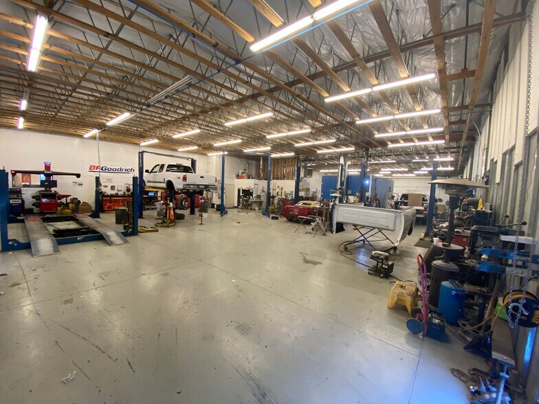 More Photos Of 540-546 Commerce Cir, Mesquite Warehouse For Sale