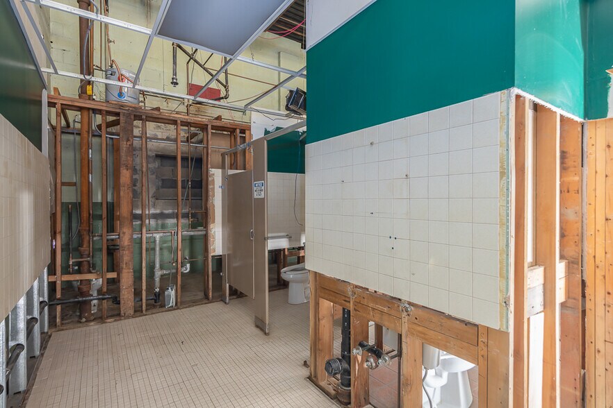 More Photos Of 12 E Dexter Plz, Pearl River Warehouse For Lease