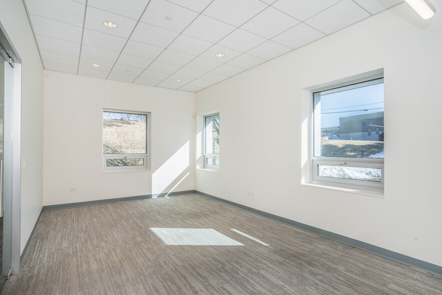 More Photos Of 6 Britton Dr, Bloomfield Warehouse For Lease