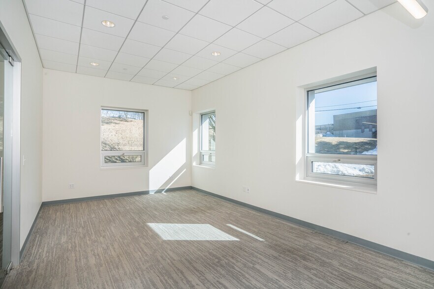 More Photos Of 6 Britton Dr, Bloomfield Warehouse For Lease