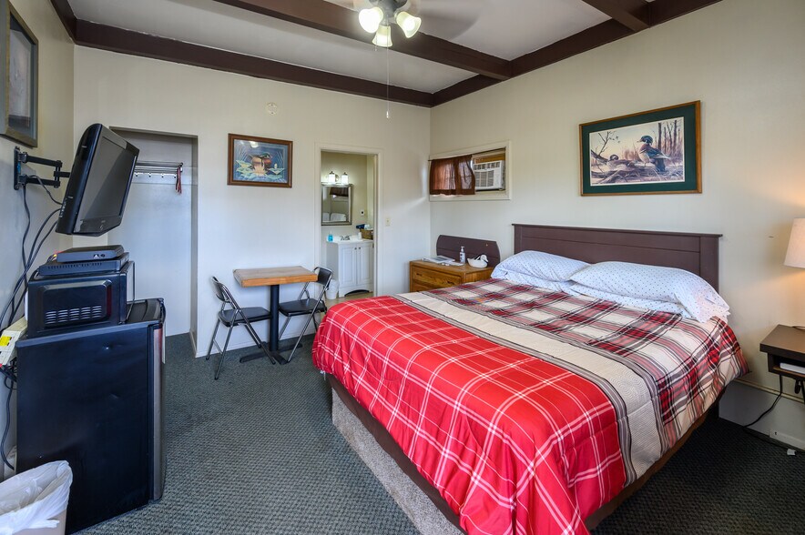 More Photos Of 109455 Highway 97 N, Chemult Hotel For Sale